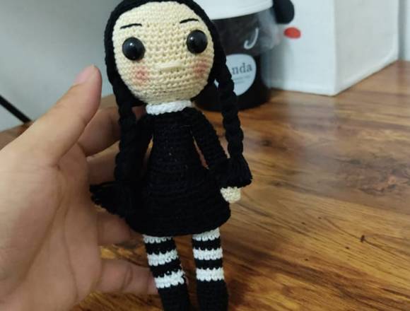 Amigurumi muñeca Merlina a crochet