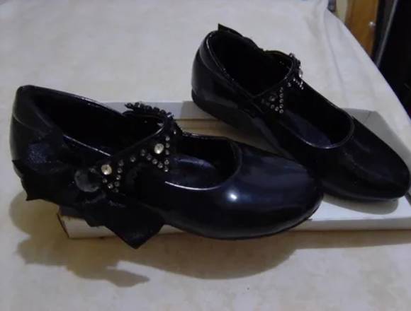 Zapatos patente negros niña y rockland  talla 28