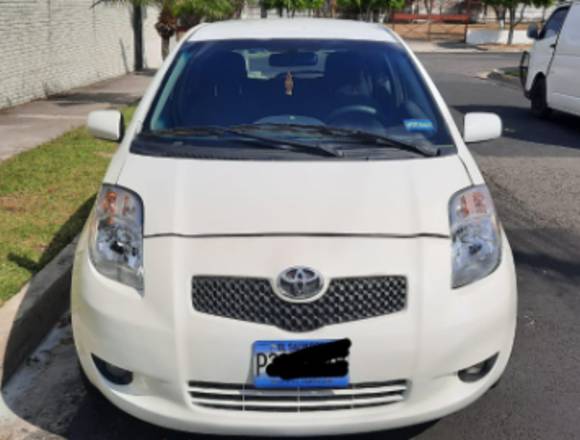 Se vende Toyota Yaris automático