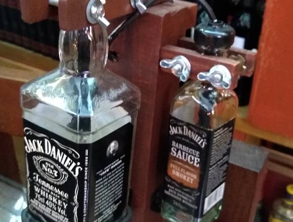 Lámpara artesanal Jack Daniel`s y botella salsa