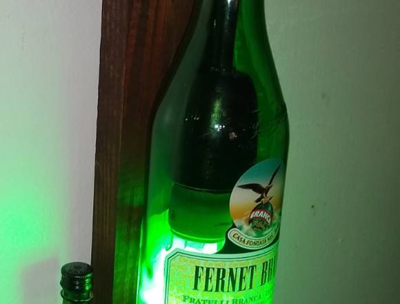 Lámpara artesanal hecha con botella de Fernet