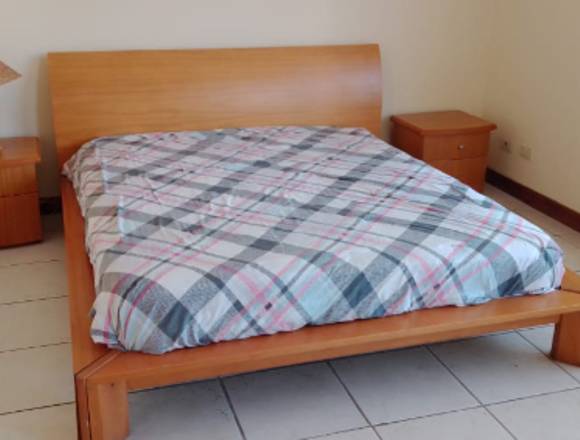 Cama matrimonial con mesas de noche y colchón 