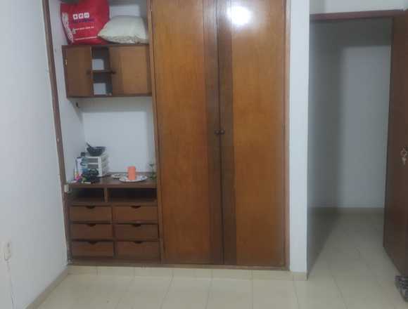 Habitación sin amoblar con baño privado 