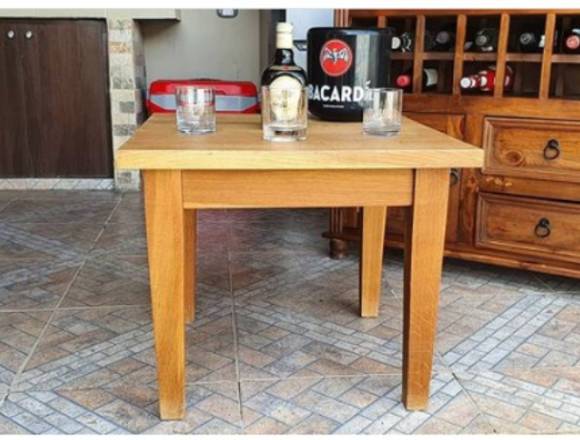 Mesa de madera cuadrada