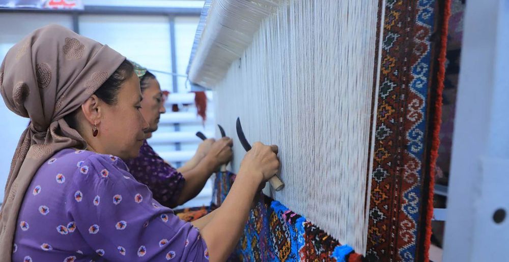 تعمل مؤسسة الوليد للإنسانية على إحياء حرفة حياكة السجاد في أوزبكستان وتوفير فرص عمل للنساء 