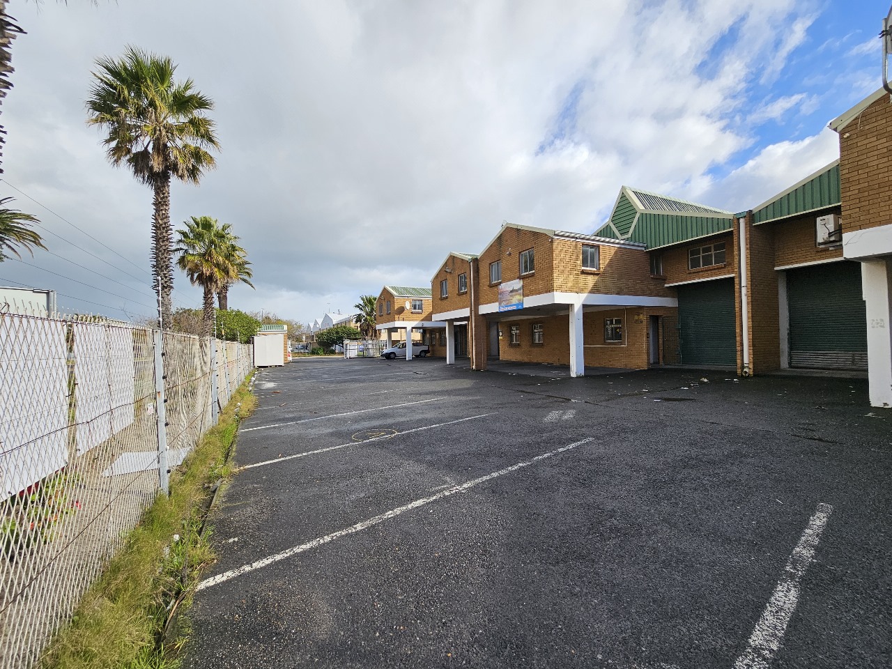 RINGER PARK | WAREHOUSE TO RENT | MONTAGUE GARDENS | 317m²