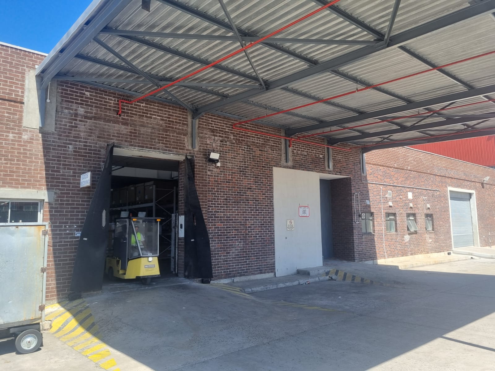 WHITE ROAD | BUILDING TO LET | RETREAT | 3179m²