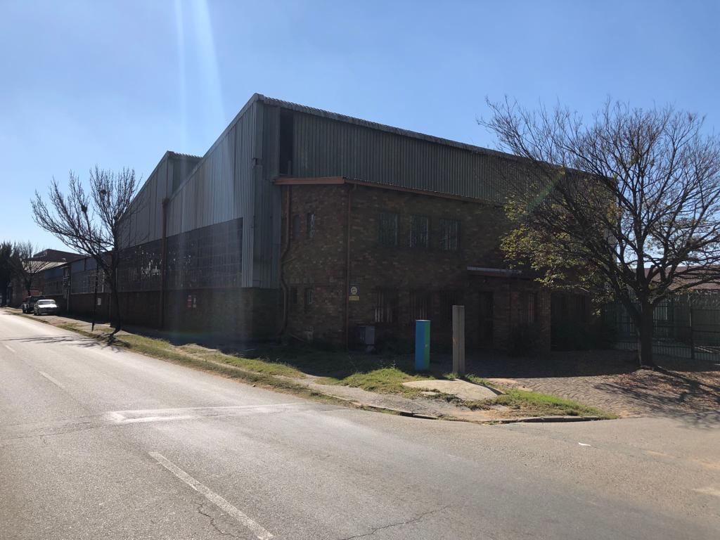 Spacious warehouse / factory available to let or for purchase