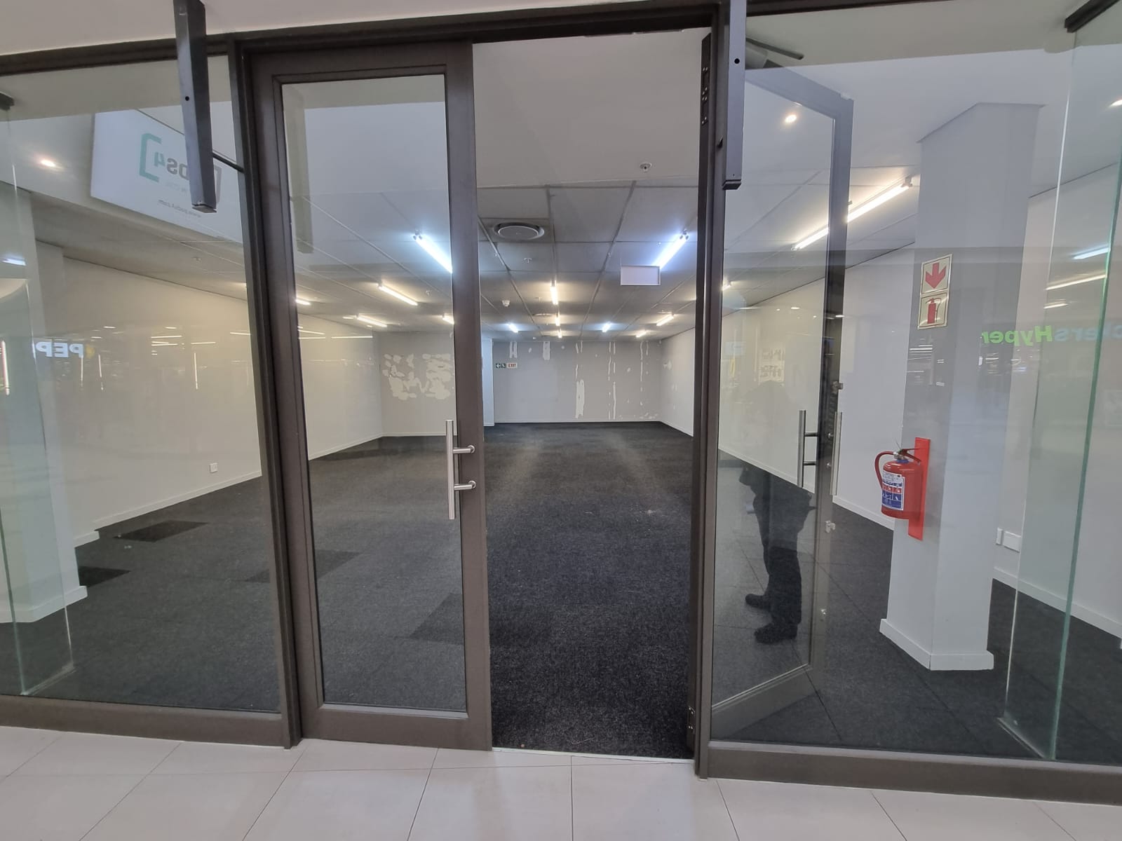 Prime Retail Space Alert: 142m² Shop Available for Lease in Vibrant Shallcross, Chatsworth!