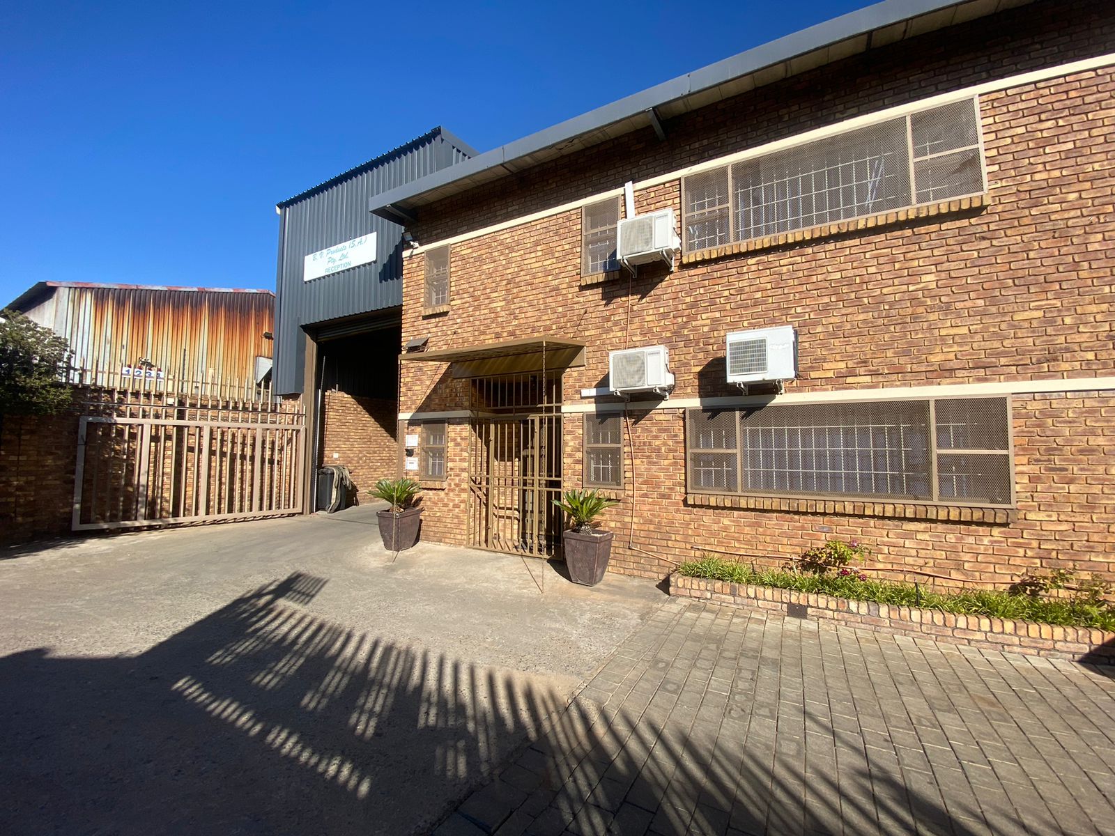 Immaculate 1,052m² Warehouse with Double-Volume Offices For Sale in Lilianton