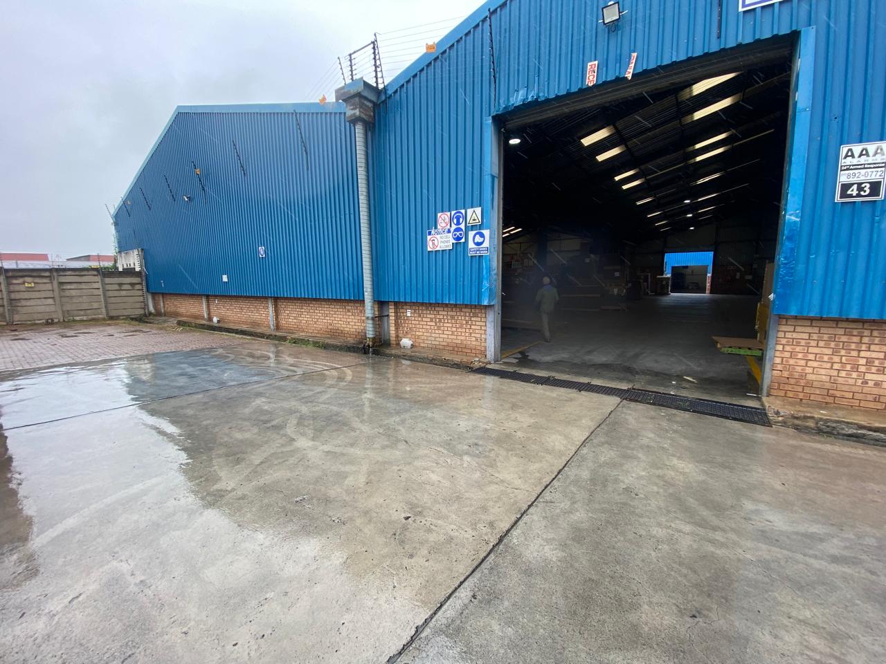 Neat Industrial Warehouse for Sale in Lilianton