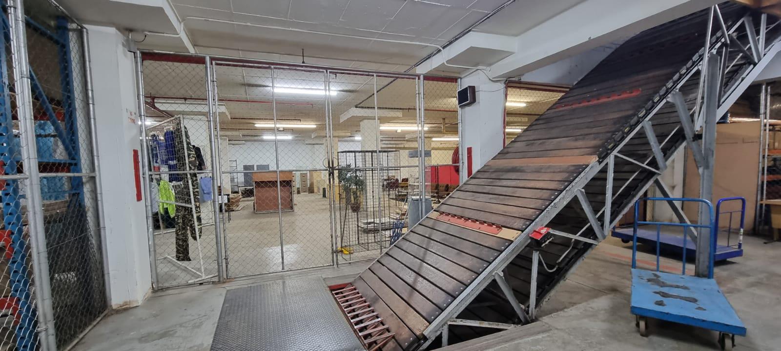 Third level warehouse to let in New Centre