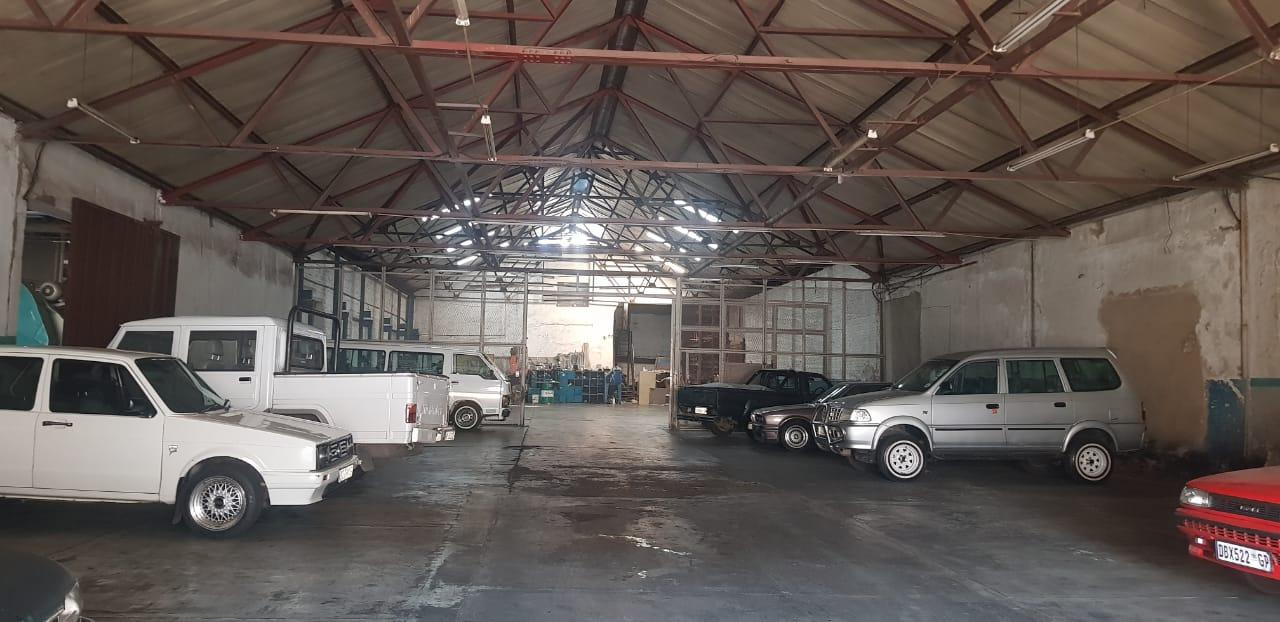Spacious warehouse to let, City and Suburban