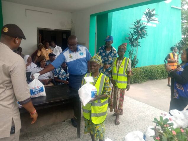 Social club donates food items to 80 oyo road sweepers - nigeria newspapers online