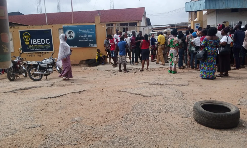 Labour officials storm at ibedc osogbo office over electricity tariff - nigeria newspapers online
