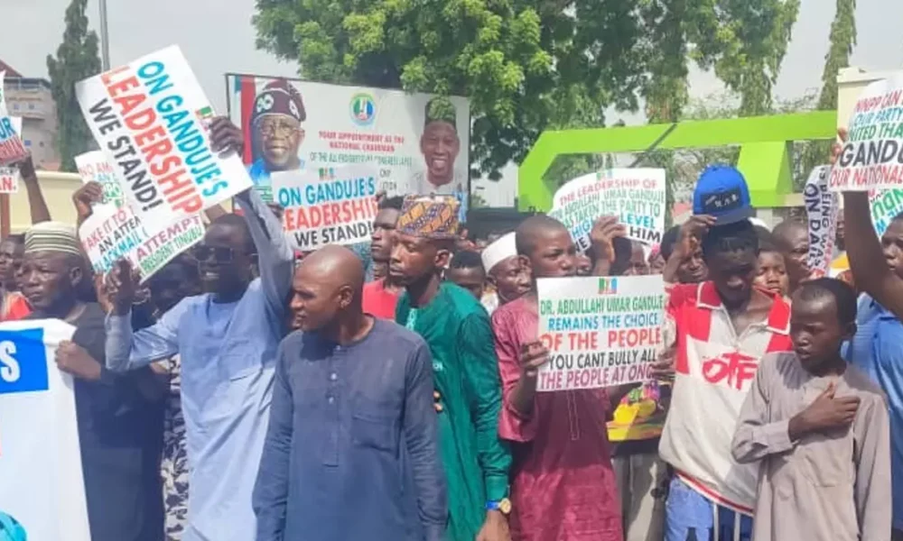 Anti pro-ganduje protesters clash in apc secretariat - nigeria newspapers online