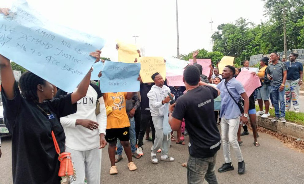 Youths protest efccs raid on ondo night clubs - nigeria newspapers online