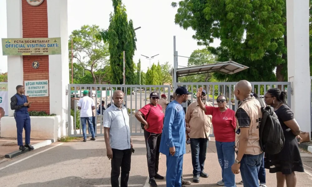 Minimum wage workers shut down fcta secretariat - nigeria newspapers online