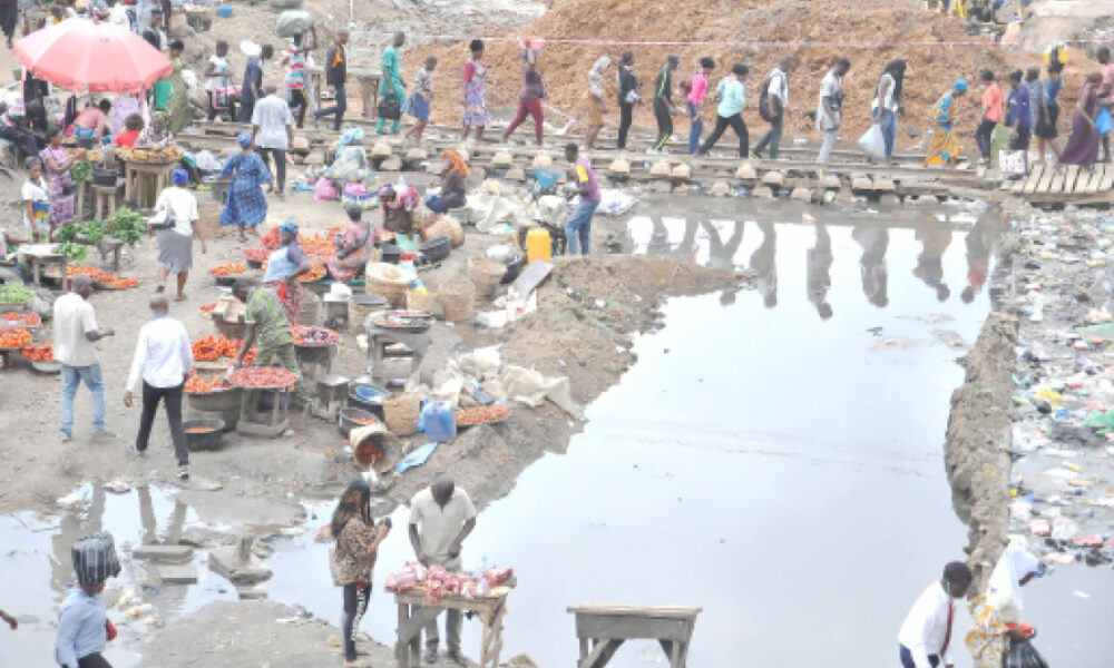 Flood lagos miscreants charge passersby n100 to use makeshift bridge - nigeria newspapers online