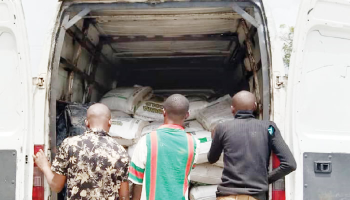 Anxiety as edo residents loot truckload of rice - nigeria newspapers online