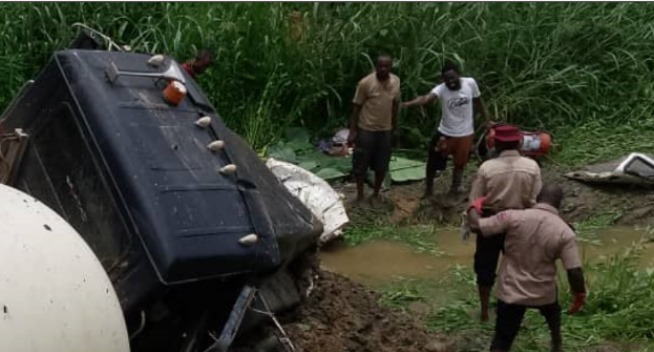 Scores trapped in osun auto crash - nigeria newspapers online