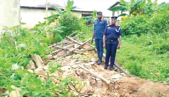 Nscdc orders vacation of distressed houses as building collapse kills osun woman - nigeria newspapers online