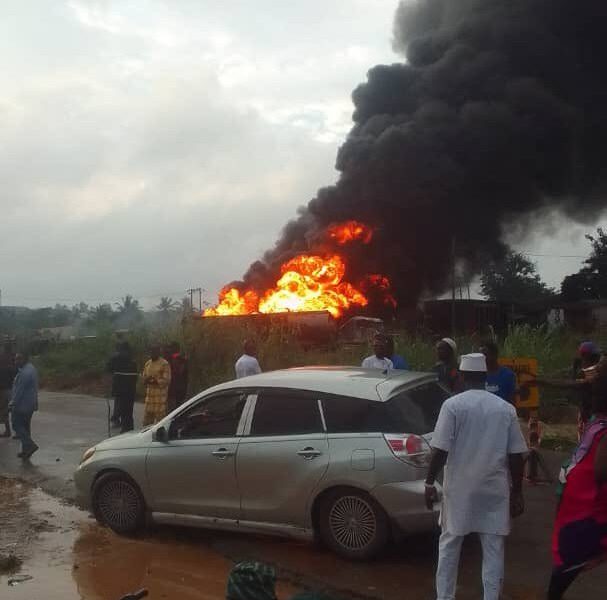 Video four vehicles burnt as petrol tanker explodes along ife-ibadan expressway - nigeria newspapers online