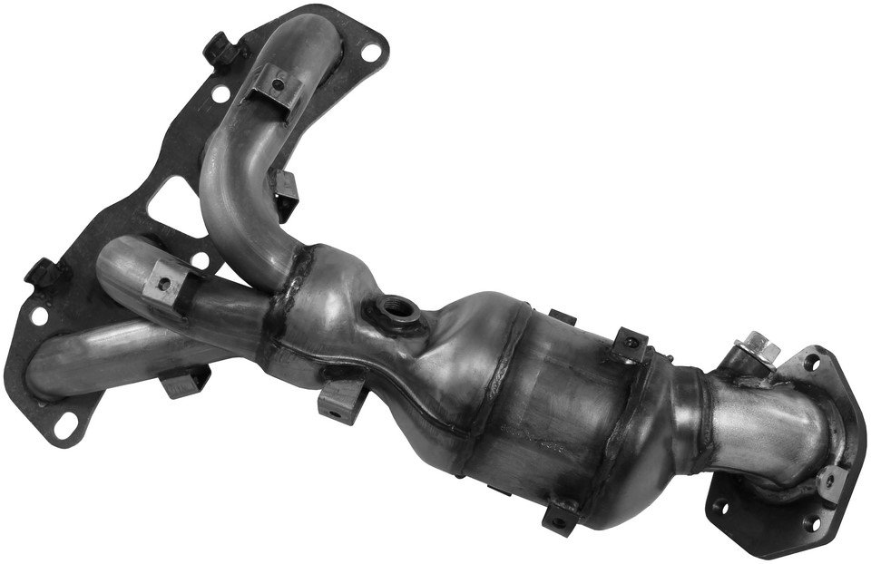 2009 Nissan Altima Exhaust Manifold with Integrated Catalytic