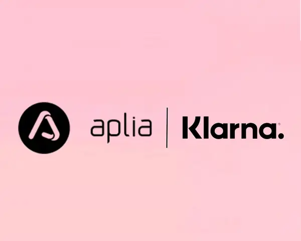 Bildet viser logone til Aplia og logoen til Klarna ved siden av hverandre. Under er teksten "Aplia er nå Klarna-pratner. Integrer Klarnas betalingsløsninger på en enkel og effektiv måte. Ved siden av teksten er det en hånd som holder en mobil med brukergrensesnittet til Klarna.