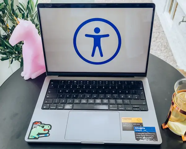 PC med tilgjengelighetssymbol på skjermen, dekorativt