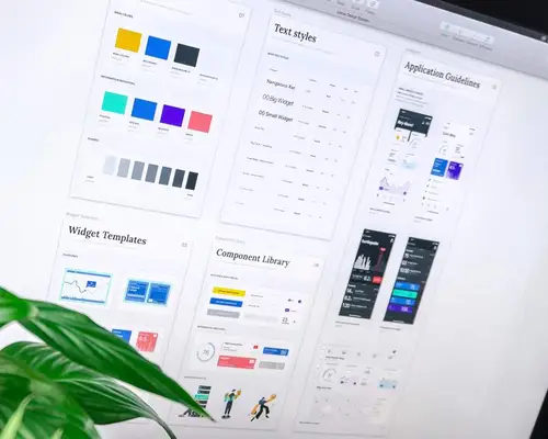 Bilde av en skjerm som viser et designsystem. Fra Balazs Ketyi på Unsplash