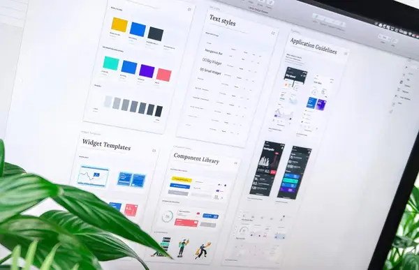 Bilde av en skjerm som viser et designsystem. Fra Balazs Ketyi på Unsplash