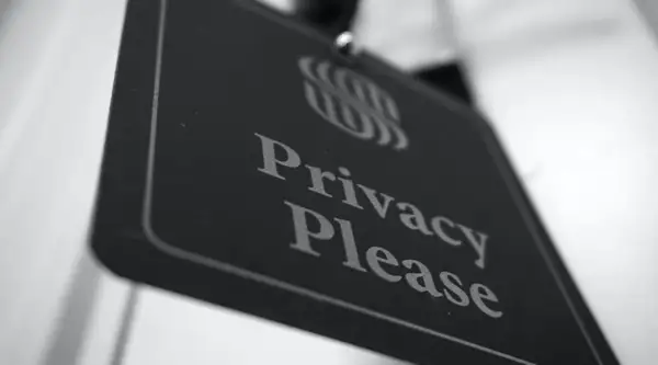 Bilde av ett skilt med privacy please skrevet på