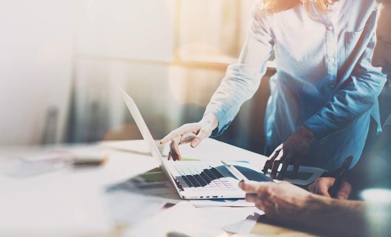 Dekorativt bilde av to personer som jobber på en PC