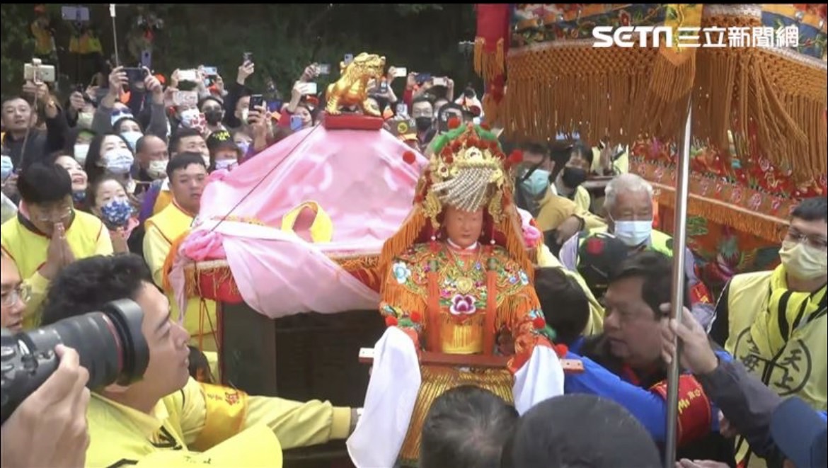 白沙屯媽祖進香 非炸不可、阿力香雞排老闆　忠實香燈腳發心結緣