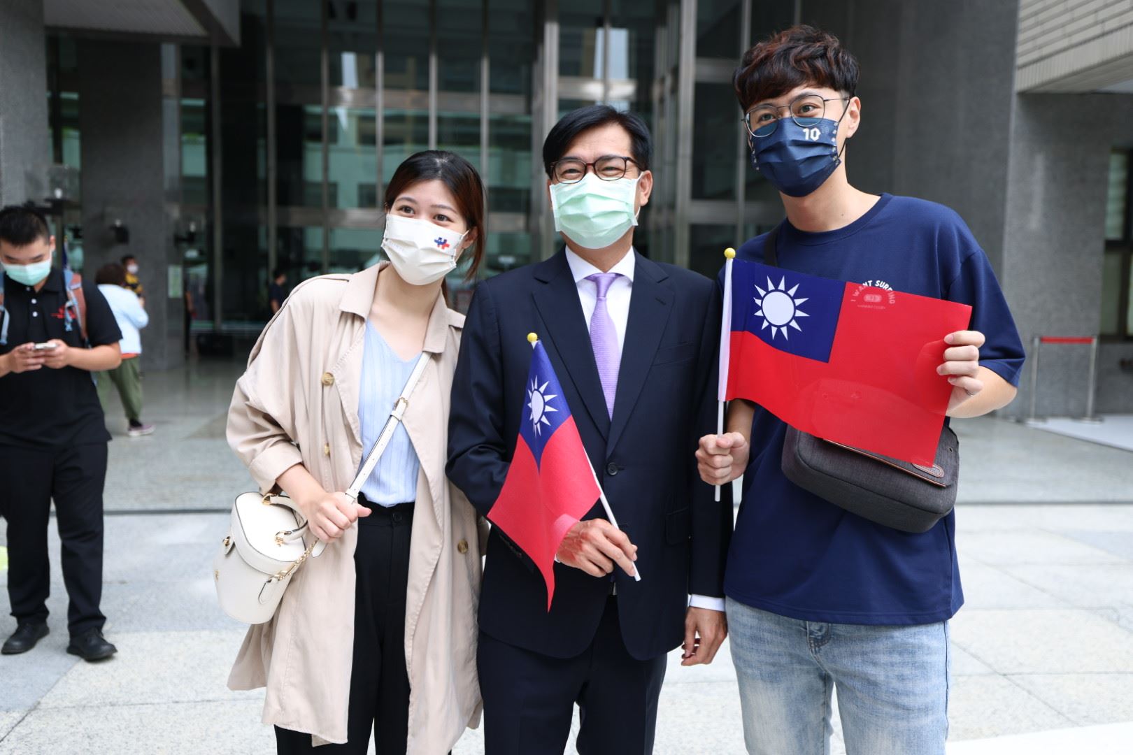 高雄國慶升旗熱血沸騰 上百民眾共襄盛舉