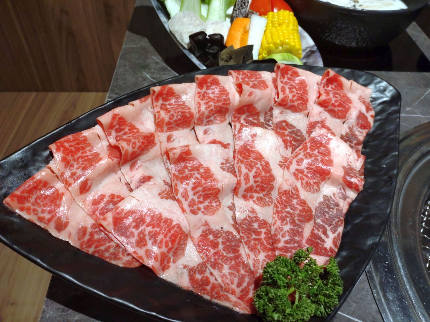 築間幸福鍋物進駐新店京站 火烤兩吃好滋味