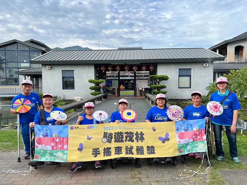 手搖車漫遊六龜山城 環境有愛、運動無礙
