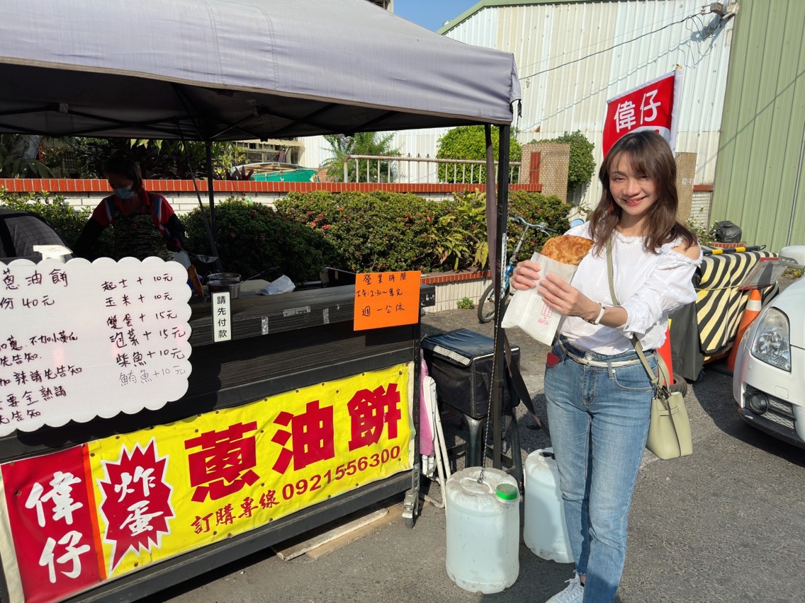 嘉義民雄美食偉仔炸蛋蔥油餅 害羞老闆立志要做排隊美食