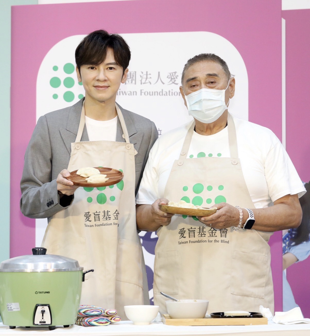 男神加持！李國毅矇眼疊衣 與視障者並肩作戰