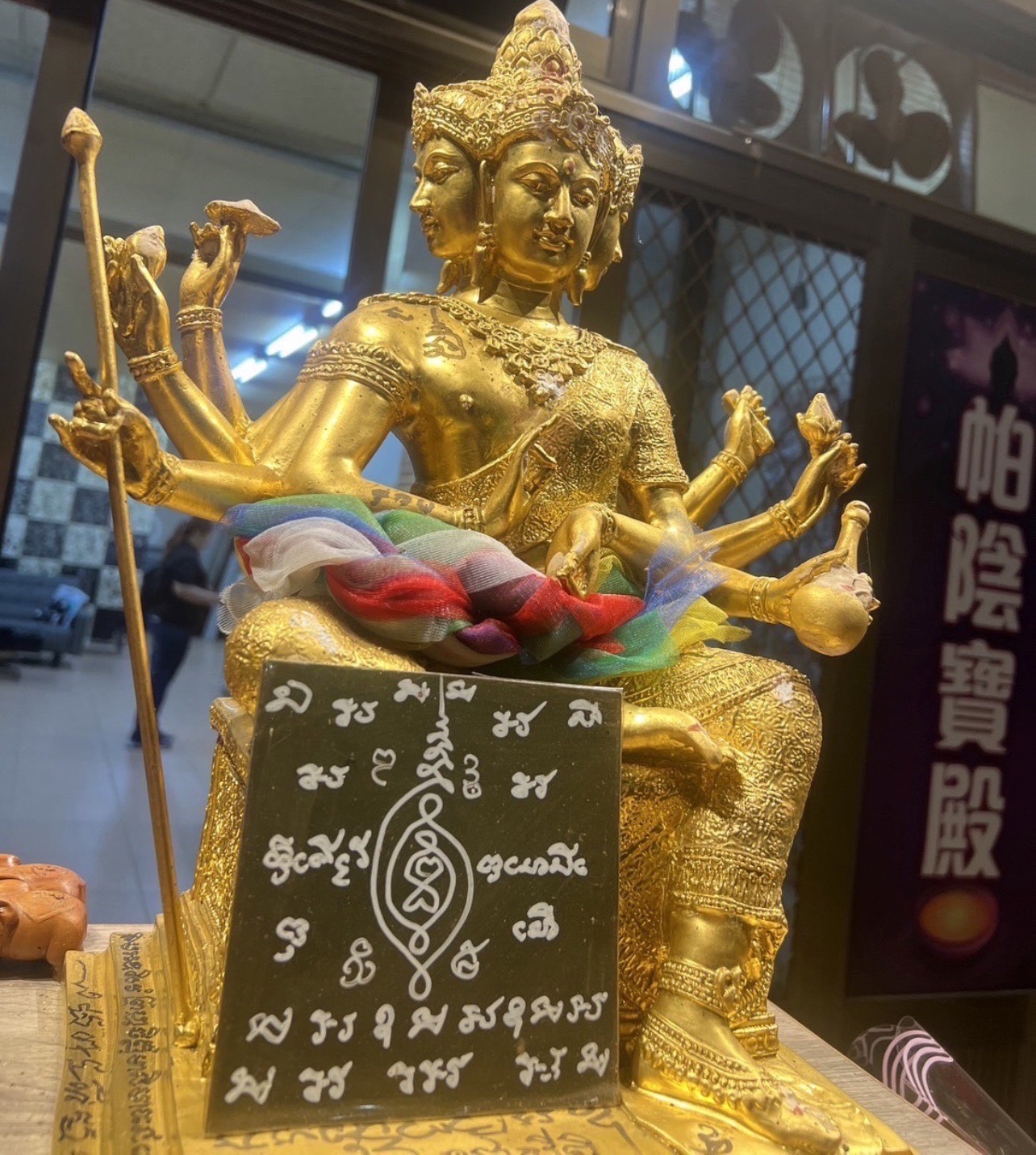 台灣宗教多元 泰國神明寶殿香火鼎盛