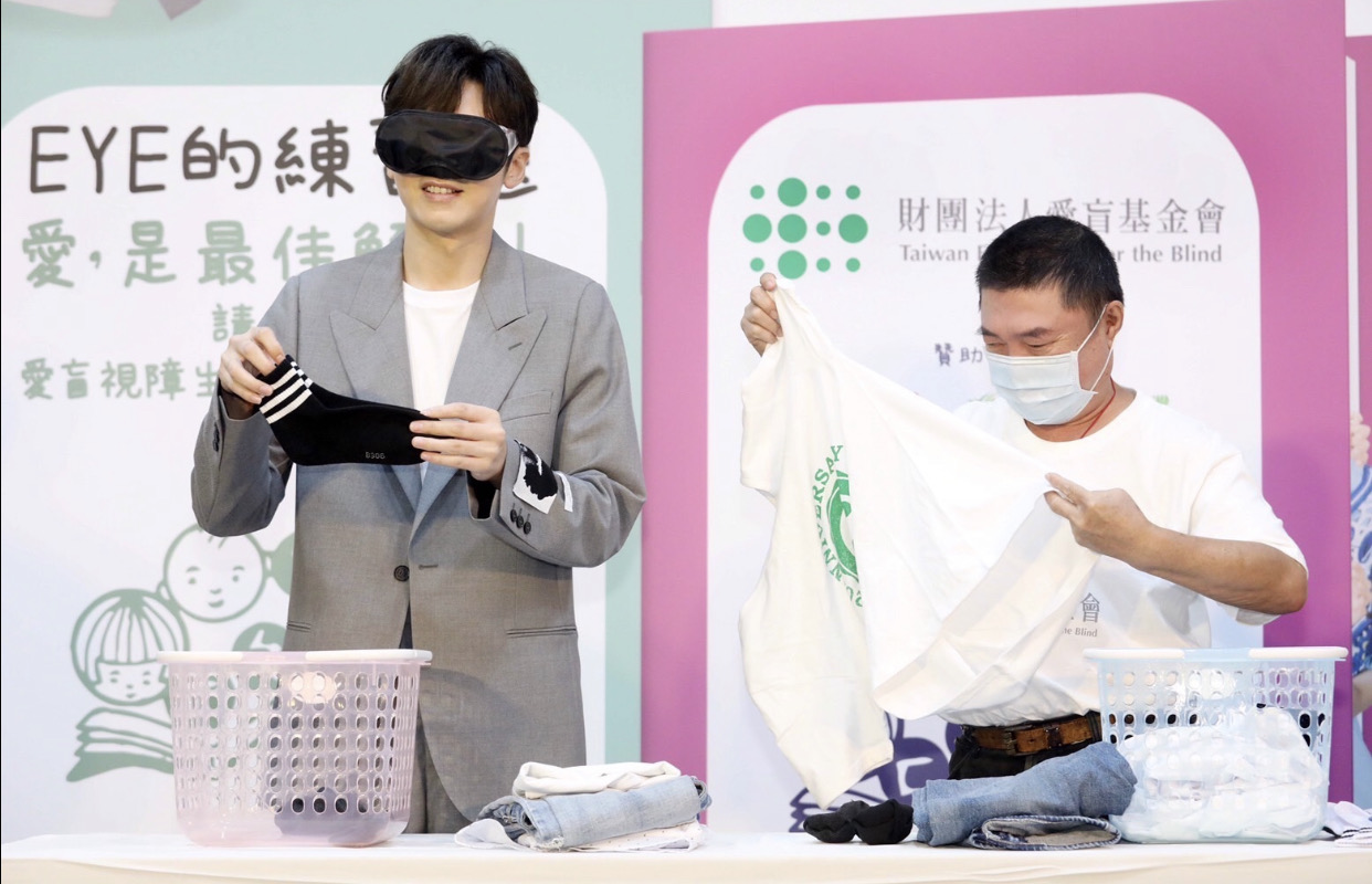 男神加持！李國毅矇眼疊衣 與視障者並肩作戰