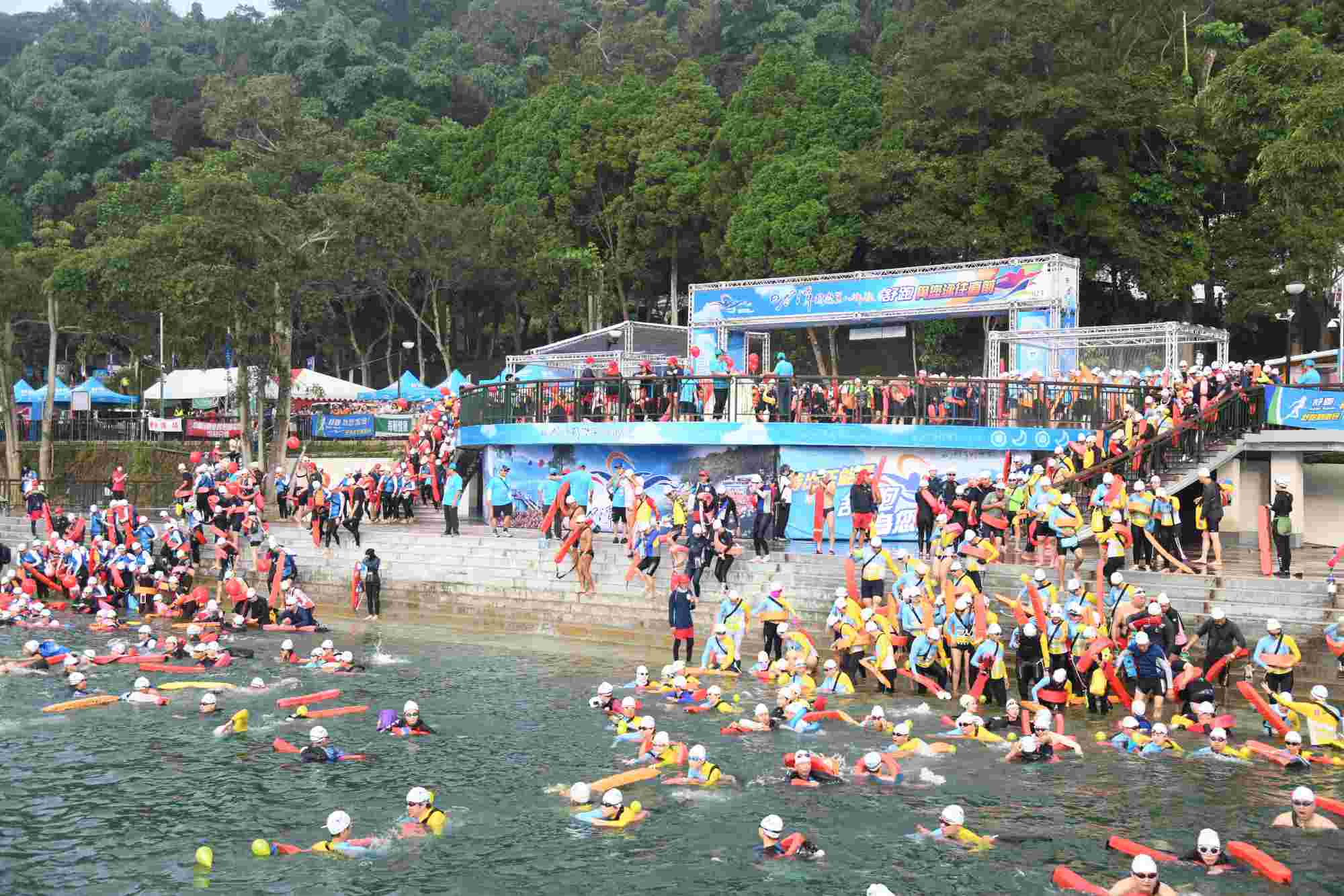 日月潭國際萬人泳渡活動 2萬4千多人下水挑戰