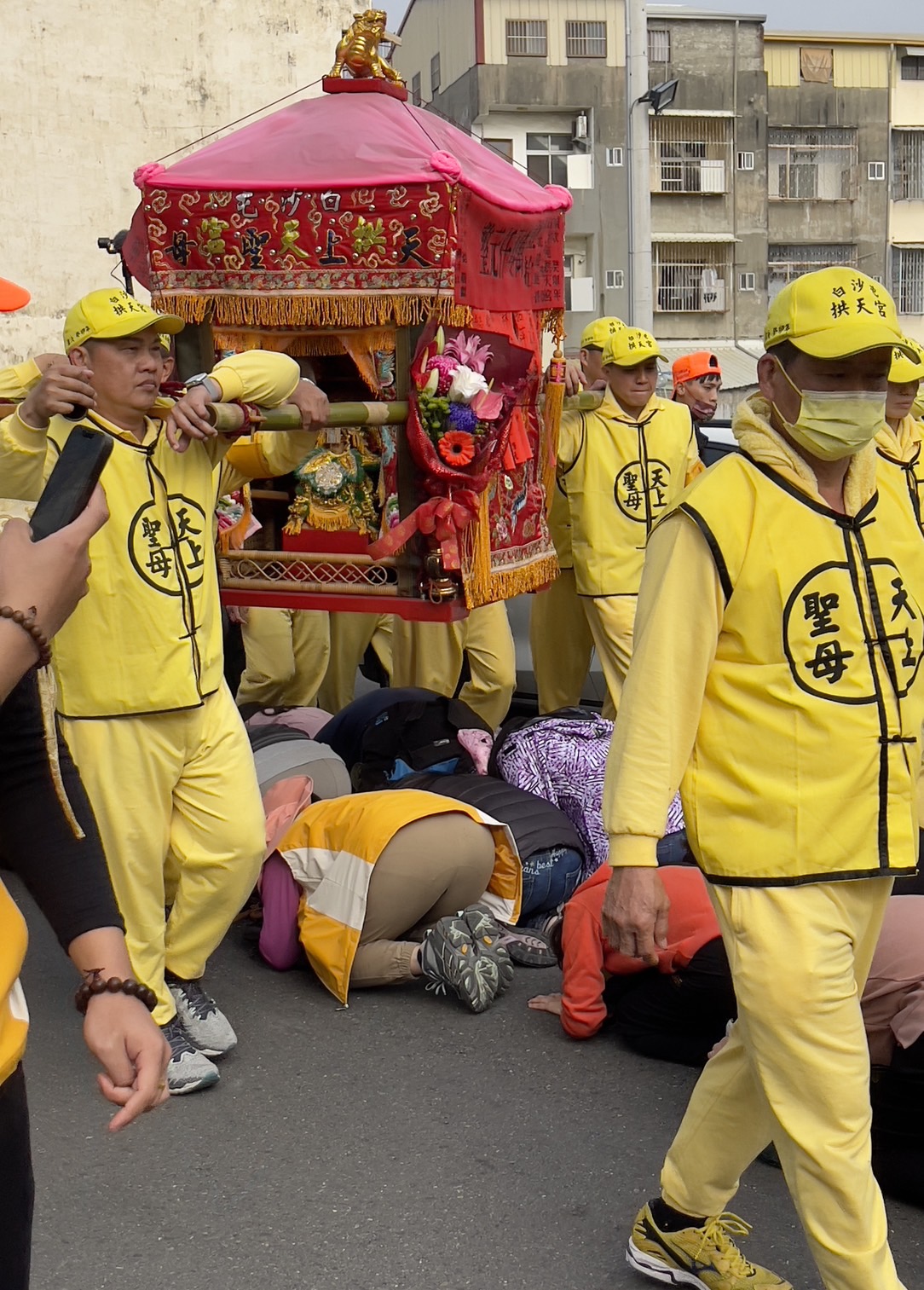 白沙屯媽祖進香 非炸不可、阿力香雞排老闆　忠實香燈腳發心結緣