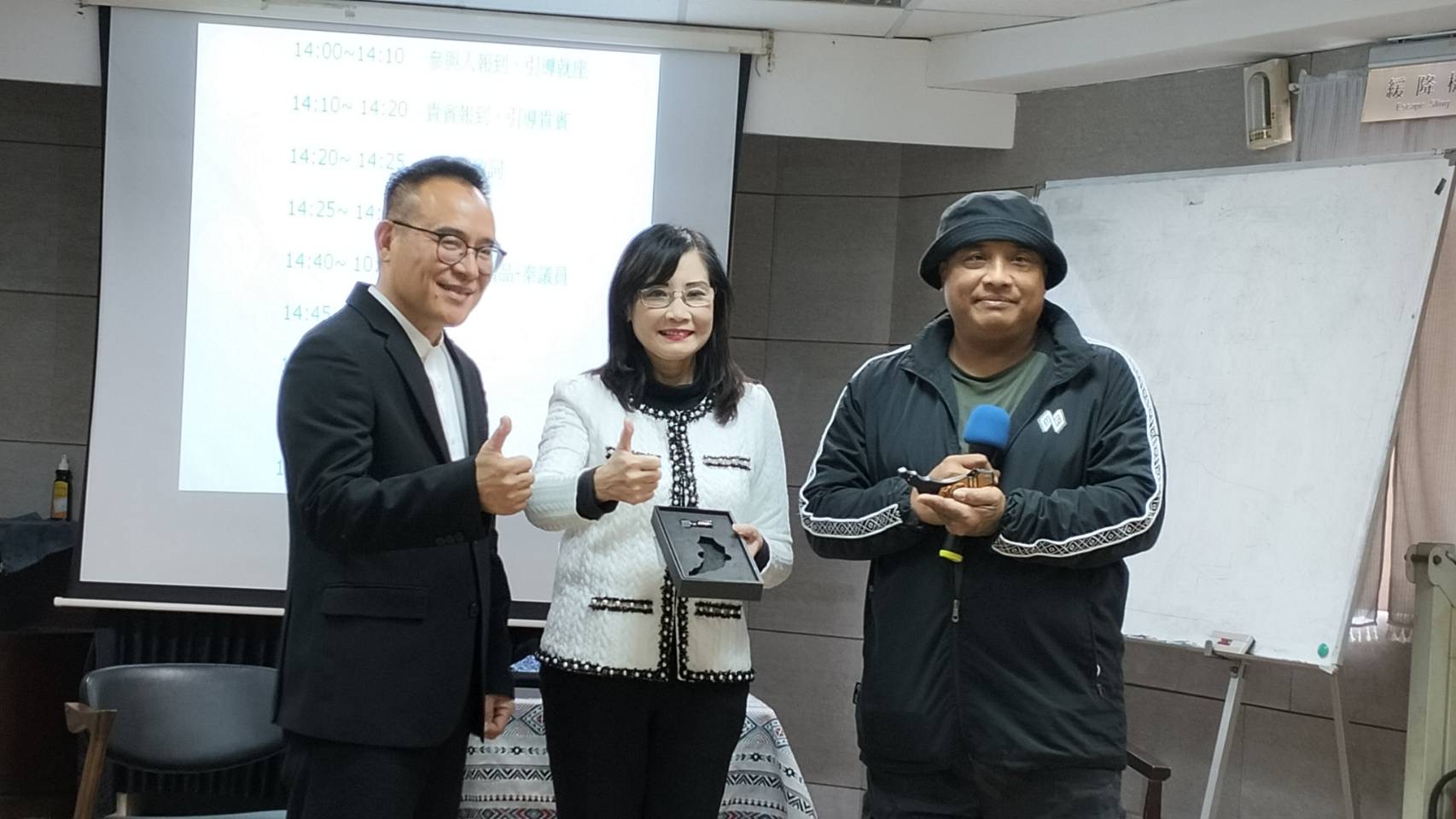 尤命蘇樣《一生所愛-妳在彩虹那端等我》新書發表會於金石堂信義店龍顏講堂舉行