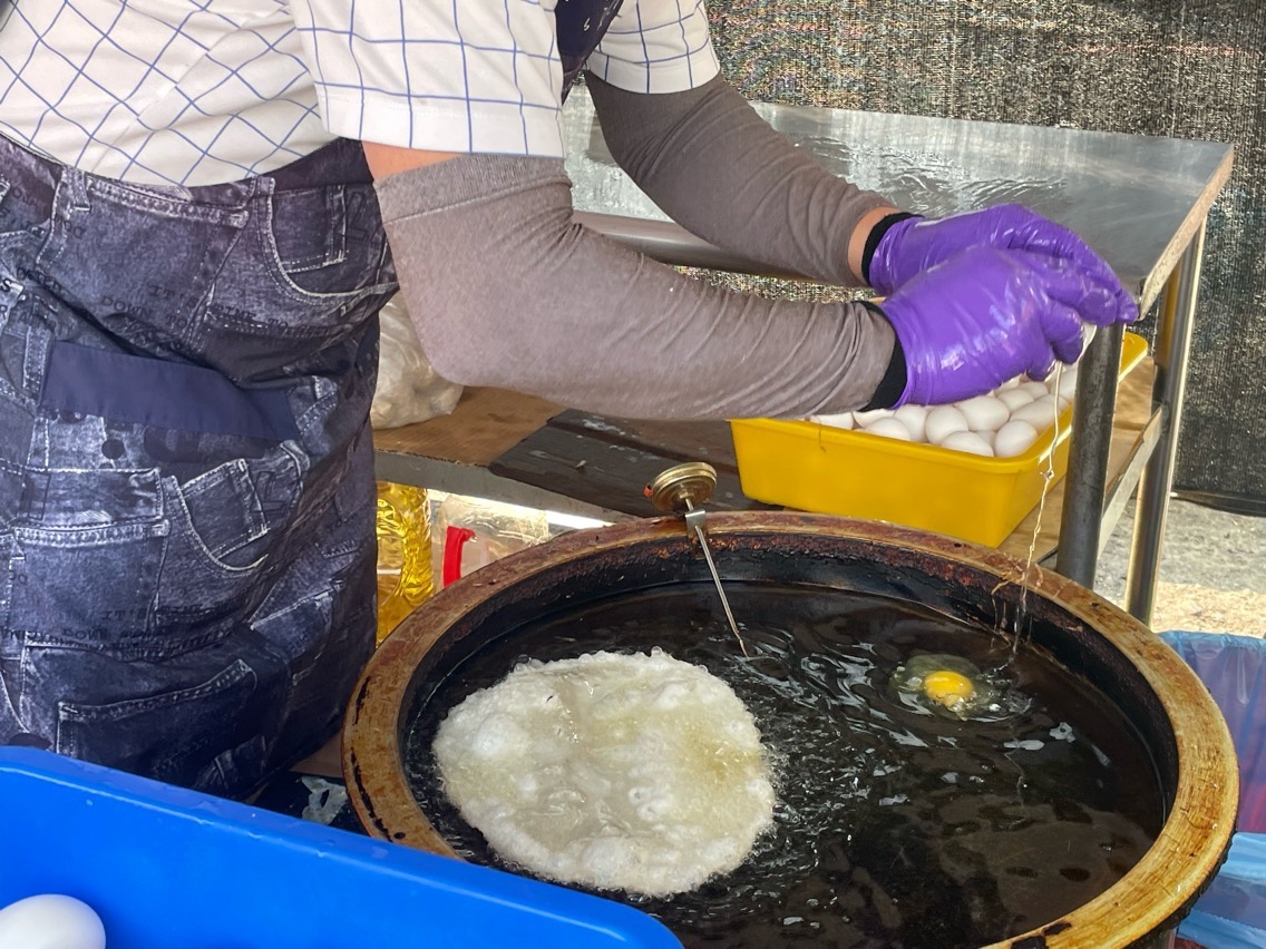 嘉義民雄美食偉仔炸蛋蔥油餅 害羞老闆立志要做排隊美食