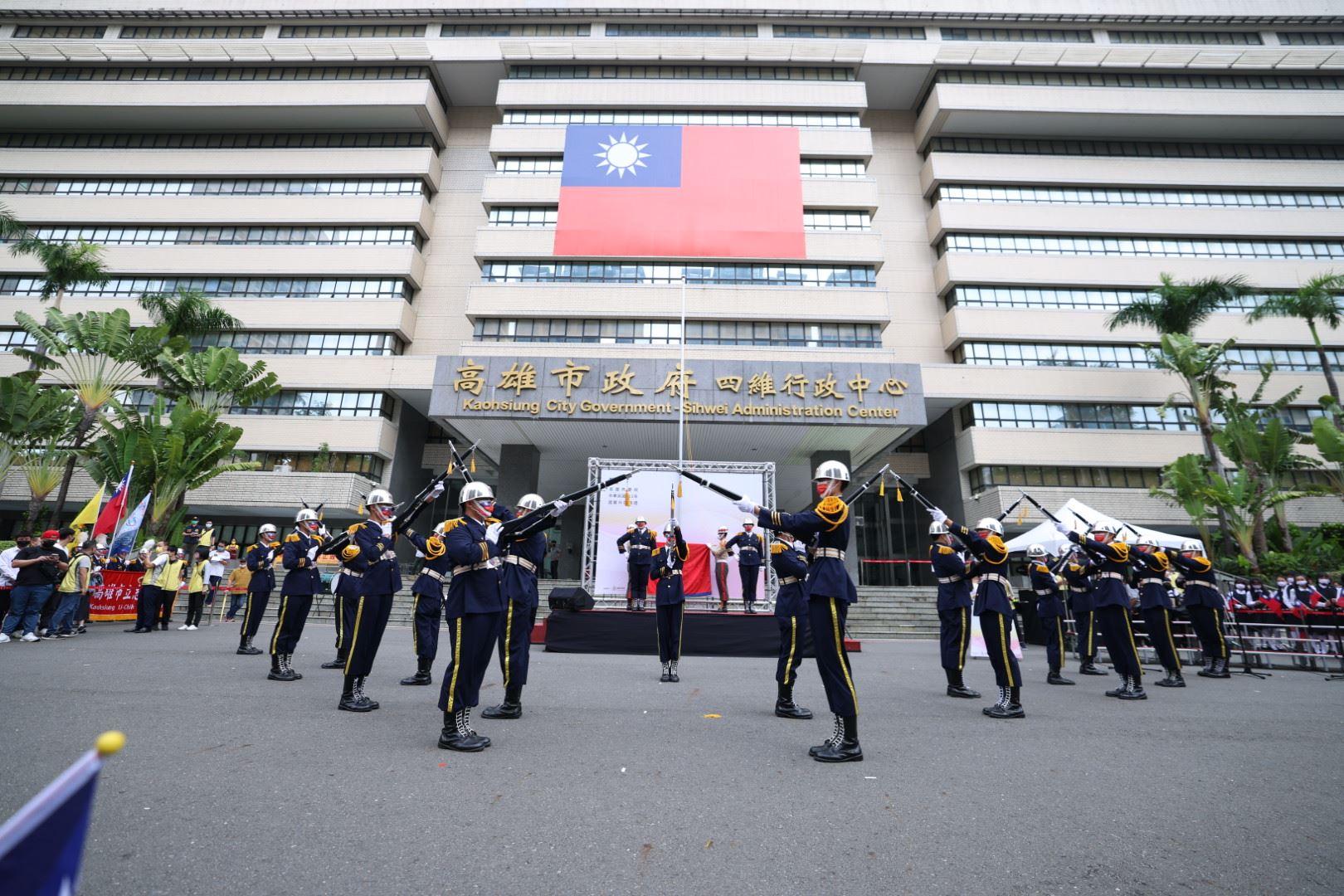 高雄國慶升旗熱血沸騰 上百民眾共襄盛舉