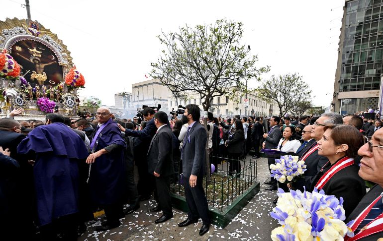 Fiscal de la Nación participa en procesión y se encomienda al Señor de los Milagros