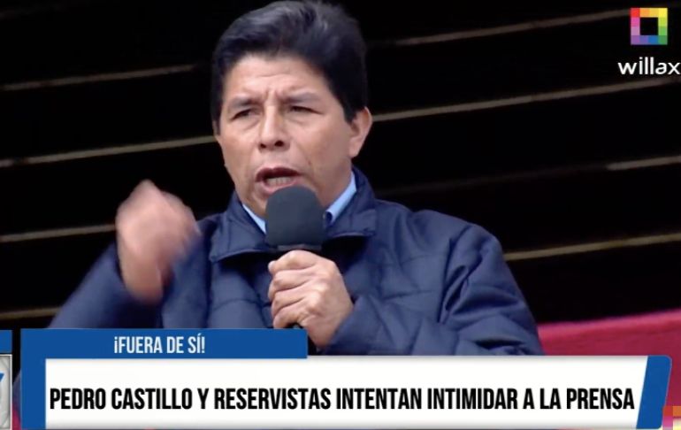 Pedro Castillo y puñado de reservistas intentan intimidar a la prensa