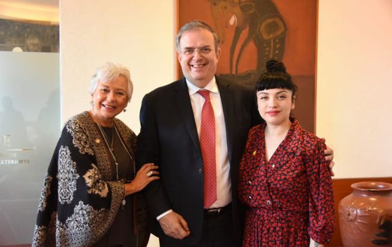 Mon Laferte recibió la nacionalidad mexicana y cantó el himno nacional